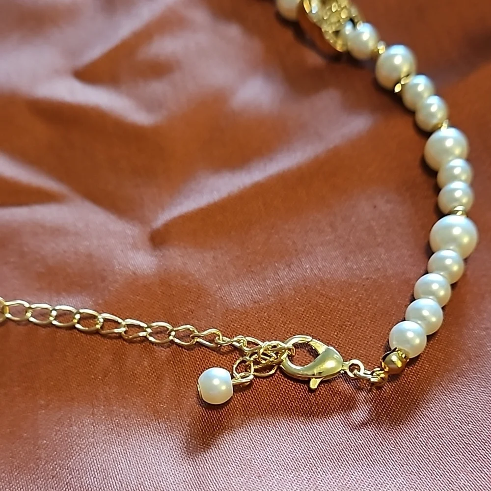 Elegant Pearl and Gold Necklace - Picture 9 of 9